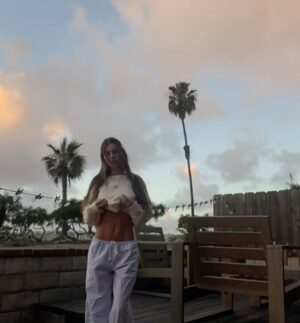 Eliana Jones Instagram - The finale of my camera roll. Cheers u little bitches🤭