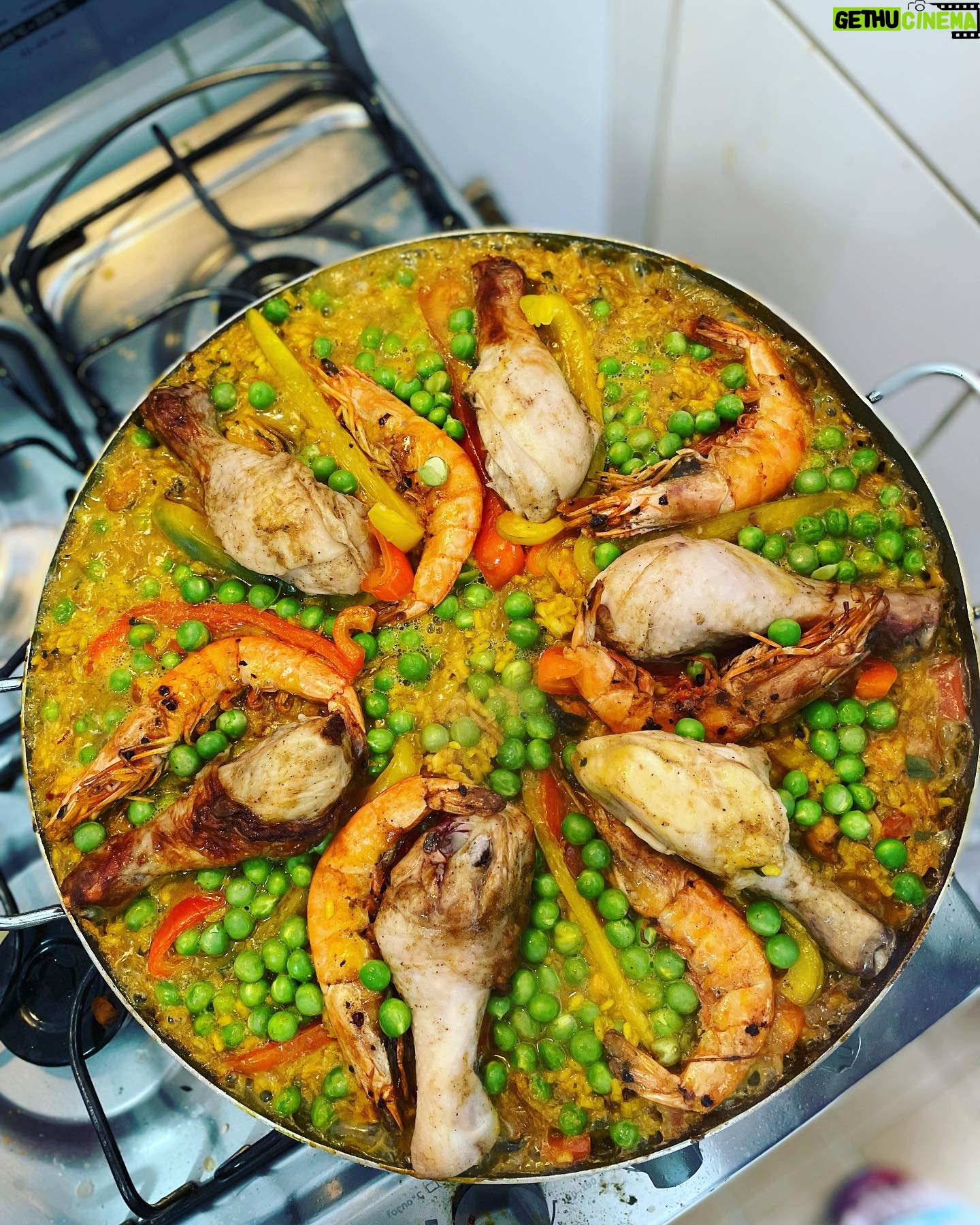 Eliana Guttman Instagram - Eu vou servir agora! #vamoquevamo #paellavalenciana