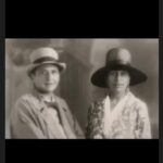 Eliana Guttman Instagram – Nossas musas inspiradoras #🌈 Avançada nas ideias, muito à frente de seu tempo, a escritora Gertrude Stein causou escândalos em Paris nos anos 20, com o seu casamento homoafetivo, que durou quase 40 anos, com Alice B. Toklas. Ligadas às revoluções artísticas e literárias, transformaram a casa onde moravam, na Rue de Fleurus número 27 (que se situava na margem esquerda do Sena e próximo ao Jardim de Luxemburgo), com o irmão de Gertrude (Leo Stein), num verdadeiro ponto de encontro dos artistas e escritores da época. Hemingway, Pablo Picasso, Matisse, que frequentaram aquela residência. As duas formavam um estranho par. Uma mignon, discreta, a outra, grandalhona e excêntrica. As paredes da vivenda foram sendo ocupadas, gradativamente, por telas de Cézanne, Gauguin e Renoir, entre outros artistas plásticos da época. Nossa homenagem de hoje à essas musas inspiradoras @casagaleriaoficial  #felizdiadosnamorados #casagaleriaoficial #loveislove #🌈 #🖼 #🎭 #🍽 #🥂 #👯‍♂️ #vivaoamor❤ #👯‍♀️#gertrudestein #alicebtoklas #gertrudeealice #💖 #orgulholgbt #diainternacionaldoorgulholgbt