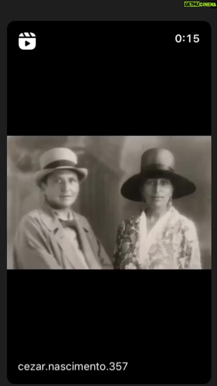 Eliana Guttman Instagram - Nossas musas inspiradoras #🌈 Avançada nas ideias, muito à frente de seu tempo, a escritora Gertrude Stein causou escândalos em Paris nos anos 20, com o seu casamento homoafetivo, que durou quase 40 anos, com Alice B. Toklas. Ligadas às revoluções artísticas e literárias, transformaram a casa onde moravam, na Rue de Fleurus número 27 (que se situava na margem esquerda do Sena e próximo ao Jardim de Luxemburgo), com o irmão de Gertrude (Leo Stein), num verdadeiro ponto de encontro dos artistas e escritores da época. Hemingway, Pablo Picasso, Matisse, que frequentaram aquela residência. As duas formavam um estranho par. Uma mignon, discreta, a outra, grandalhona e excêntrica. As paredes da vivenda foram sendo ocupadas, gradativamente, por telas de Cézanne, Gauguin e Renoir, entre outros artistas plásticos da época. Nossa homenagem de hoje à essas musas inspiradoras @casagaleriaoficial #felizdiadosnamorados #casagaleriaoficial #loveislove #🌈 #🖼 #🎭 #🍽 #🥂 #👯♂️ #vivaoamor❤ #👯♀️#gertrudestein #alicebtoklas #gertrudeealice #💖 #orgulholgbt #diainternacionaldoorgulholgbt