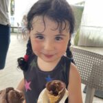 Eliana Guttman Instagram - Se eu posso ter dois porque vou querer um só. #sorvete #primavera #calor passeio
