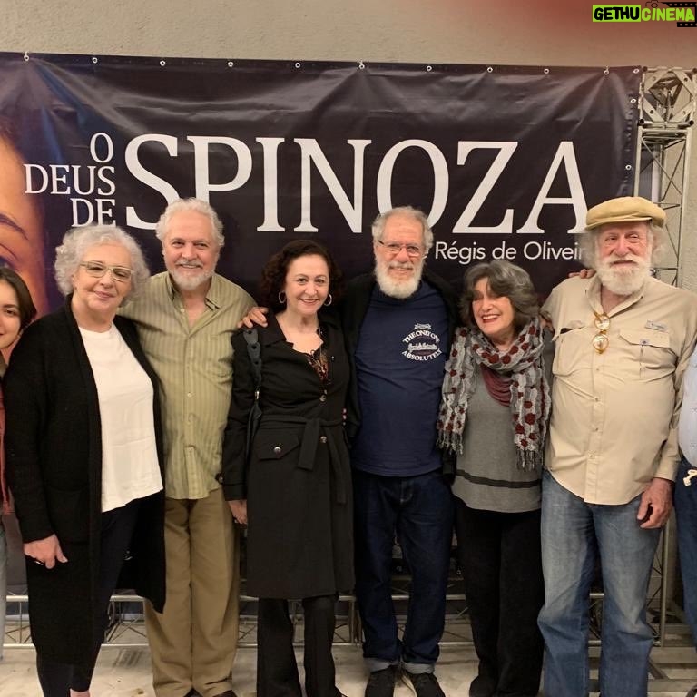 Eliana Guttman Instagram - Saindo do Teatro Italia onde fui revisitar a história de Baruch Espinosa, com vários queridos no palco @rizzonorival @robertoborenstein @luisamorin , além do encontro com amigos. Evoé