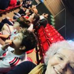 Eliana Guttman Instagram - E lá fui ao ao estádio do morumbi com meus netos, seus amigos e dona da p… toda @maguttmann . Que vibração incrível! AMEI! #spfutebolclube #vovótaon