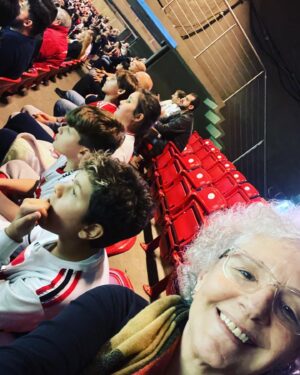 Eliana Guttman Instagram - E lá fui ao ao estádio do morumbi com meus netos, seus amigos e dona da p… toda @maguttmann .
Que vibração incrível! AMEI!
#spfutebolclube #vovótaon