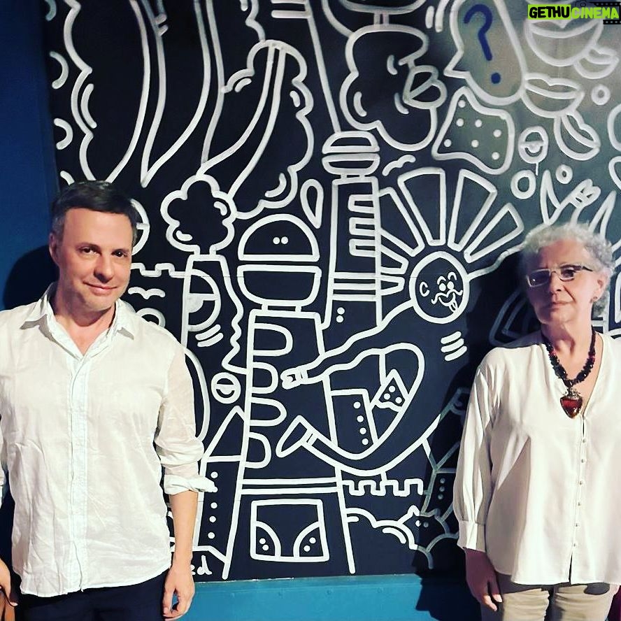 Eliana Guttman Instagram - Parada estratégica pra uma foto delícia. @denissp #paris