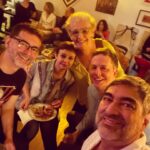 Eliana Guttman Instagram - Noite linda, plateia incrível e a presença deliciosa de @zecacamargomundo e @denissp e a parceria eterna de @amazyles e @alkmimleonardo em @casagaleriaoficial @cezar.nascimento.357 @fabiosaltini @maguttmann GERTRUDE RECEBE ANITA MALFATI