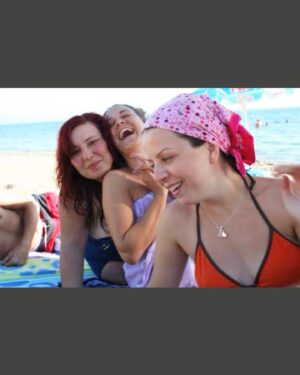 Elif Çakman Instagram - Bugün Banuu, benim için hep Maviş 😌İyi ki doğmuşsun arkadaşım, yüzün gülsün hep, keyfin daim olsun yeni yaşında. Daha çok doğayla sarmalandığın, gülüp konuştuğumuz, kavuşup kahkahadan koptuğumuz bir yaş olsun. Hayallerin gerçek olsun, seviyorum çok çok ♥️💜🌺💫🍃🥰😘😘 Süpürozlu sonluu