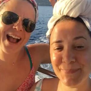 Elif Çakman Instagram - Bugün Banuu, benim için hep Maviş 😌İyi ki doğmuşsun arkadaşım, yüzün gülsün hep, keyfin daim olsun yeni yaşında. Daha çok doğayla sarmalandığın, gülüp konuştuğumuz, kavuşup kahkahadan koptuğumuz bir yaş olsun. Hayallerin gerçek olsun, seviyorum çok çok ♥️💜🌺💫🍃🥰😘😘 Süpürozlu sonluu