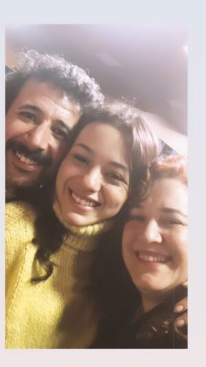 Elif Çakman Instagram - Güzel ailem…😌💫💜 Bugün bir hikayenin sonuna geldik. Bu hikayede ben ailemi çok sevdim 😌♥️ Hep gülümseyerek hatırlayacağım anılar bıraktı bana. Beycağızım Bedir sohbetini, esprilerini ve güzel enerjini özleyeceğim arkadaşım. Güneş kız senin de hayata olan heyecanını, güzel kalbini ve sıcacık gülümsemeni çok özleyeceğim. Yolun çok güzel ve başarılı olacak eminim. İkinizle de iyi ki tanıştım, bir gün bir yerlerde güzelliklerle yollarımız yine kesişsin dilerim ki ♥️ Hikaye boyu, emeği geçen, gece gündüz yorulan tüm ekip arkadaşlarımın da eline sağlık. Yolları açık olsun. Tekrar bir yerlerde karşılaşmak dileğiyle. Herkese sevgilerle 💫💜 @diziduybeni @surecfilm @startv
