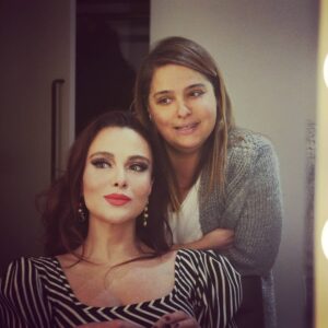 Elif Melda Yılmaz Instagram - #İstanbul 'daki ilk özel #tiyatro serüvenim, Canım Tuğrul' cuğum @tgrltlk sayesinde, @mamarttiyatro, @feryguler yapımcılığında,  Yönetmenliğini muhteşem güzelllikte bir insan olan Oğuz Utku Güneş @ouzutk 'ın yaptığı,  Oyunun dramaturgu ve benim canımın içi olan, @aysesedefayter' ın ışık dekoratörlüğünde,  @vehbicanuyaroglu ' nun müzikleriyle, @demirkayautku koreografisi ve  Sevgili  Mercan' ın @newmarksist kostüm ve dekor tasarımıyla,  #Empatopya oyunuyla başlamış bulunuyor.  Prömiyer temsilimizde bizimle olan herkese çok teşekkür ederiz.  Prova sürecindeki özverili çalışmalarından dolayı, sevgili@picakgizem, @mlsmete @emrekayali #efezaferdemiral ve #güney ve #can  kardeşlerimize ayrıca teşekkür ederim.  Yeni oyuncularla tanışmak, çalışmak, yeni dostlar edinmek çok güzel...Bu güzel prömiyer kulisi fotoğrafları için de, sevgili @berrakbaspinar 'ı  sevgiyle kucaklıyorum. EMPATOPYA sezon boyunca, İstanbul 'daki bir çok sahnede oynanmaya devam ediyor. Bekleriz... #empatopya #mamarttiyatro #actress #tiyatro #theatre #homoempathicus #rebekkakricheldorf #actors