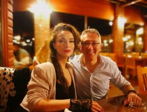 Elif Melda Yılmaz Instagram - İlk kez gittiğim Kayseri 'de, yıllar sonra üstadım @adnan_erbas' ı görmenin yanı sıra , pırıl pırıl insanlarla tanışmanın mutluluğunu yaşadım. Kayseri Barosu 'na teşekkürler ve sevgiler... #kayseribarosu #kayseri
