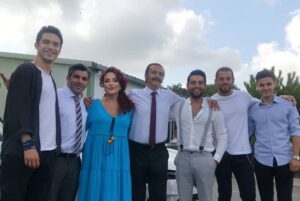 Elif Melda Yılmaz Instagram - Nadir bir araya gelebilecek harika bir ekiple,en zor koşullarda bile, 
hep sıcacık bir aile ortamında çalıştığımız, #aşkıntarifi dizimizin veda bölümünü izlerken, buraya sığdıramadığım daha bir çok fotoğraf ve anıyı hafızamda saklayacak olmanın tatlı hazzını yaşıyorum.
İlk günden beri emeği geçen herkese ve güzel seyircimize teşekkür ediyorum. 
Bu kadar güzel insanların olduğu , yeni projelerde görüşmek dileğiyle... 🍀🙏💞

@askintarifidizi  @denizkolos @minegulerr @conkayasemin @cemdavran @sariiturk @kadirdogulu @bayramburcu @canberkyyilmaz @birselcikinci @ummu_putgul @idilsivritepe @gokhannigdeli @dorukerengul @leyla_uslu_oter @alpersaldiran @selimm_akgul @denizgurk @mmttskr @attakanyilmaz @tolgarozaltindere  @ahmetcemaslan @nazongen @beranozel  @onur.yakici @seyhankizall @batuhanbayiir @yarenntank@bv216 @metinbirinci @khullia @maaviikiz@mel.pyl @ebbruozturk @hakankyancicek @makeupselis @erdokus @demirus @miko.mikailkocyigit @selim_akgll  @sukranozm @eefekeskin @behiye_kocyigit @naciyeeralp @aaycayavuzerr @enginsengun @gozdedernekkb@eliffelverr  @kubragozgu @osman_sndkc @gozdeeduman @sanemarslanturk @gokhanselcukk @gurkancolakoglu @sametdemir1993 @@ntcmedyatv @karbonelmizmizmercan @kanald 

Beceremediğim için etiketleyemediğim daha birçok kıymetli insan var. 
Hepsine gönülden sevgiler, selâmlar...🌹💕