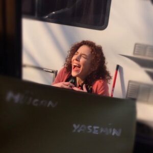 Elif Sönmez Instagram - Neşe doluyor insan!! 😆#doğduğunevkaderindir bu akşam @tv8 ‘de .. yasemin müjgan cemile, lale hale bütün mahalle burdayız, bekleriz. Gene neler neler neler olucak🍃 📸 @zeynepkumral ❤️@ogm.pictures @dogdugunevkaderindir