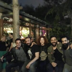 Elif Sönmez Instagram - #boyzgang 👊🏻 #karadayı nın harbi delikanlıları!! hepsini çok fena özlemişim.. Pek sevgili yönetmenimiz, canımız @movier ile dünya tatlısı @burcubiricik 'in iyi ki doğmuş olmasını kutluyor idik.. İncecik bir tahtanın üzerine sıralanmış idik, tesadüfen kırılmadı o, biz de arkamızdaki havuzcuğa dökülmedik 😁