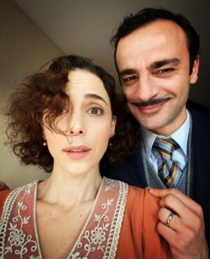 Elif Sönmez Instagram - Yaşıyoruz valla bu seti 🥰  @guvenyadamurat @azizdizisitv