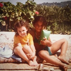 Elif Sönmez Instagram - Hazır bulmuşum hazır da #tbt .. soldaki ben tabi, küçük elif, sağdaki de Elif Sönmez, (ana babaların deyimiyle) büyük elif.. adımız soyadımız aynı bebeklik arkadaşım, büyüyünce sinema televizyon sektöründe çalıştı yıllarca, Mete Horozoğlu’yla evlendi dünya güzeli bir oğulları var. Biz ikimiz iyi niyetli ama dikkatsiz içerik toplayıcılarının gazabına uğradık ve internette hemen her platformda birleşip tek bir karaktere dönüştük. Elif’çiğimin yaptığı işlerin bir kısmı, doğum yılı ve kocacığının ismi benimkilerle karışık her yerde 🙈.. Mesaj içerikli postumu doğru bilginin adresi elifsonmez.com la noktalıyorum. Sevgiler saygılar 🌾🐝