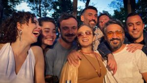 Elif Sönmez Instagram - Böyle geçti bir sezon.. ohhh be!! 

#aziz #azizdizi 
@o3medya @azizdizisitv @showtv