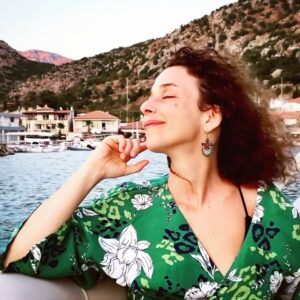 Elif Sönmez Instagram - Samimiyet! 2022’nin zikri bu olsun.. nasıl daha derin, nasıl herşeye, inadına masumiyet, inadına samimiyet.. kafamda bunlarla niyetlendim yeni yıla.. 
Ben, biz, dünya, herşey müthiş bir hızla değişiyor, hayır olsun! Olan biten herşeye en değerli, en biricik, en güçlü katkımız, inatçı gayretimiz ve cesur samimiyetimiz. ❤️‍🔥

Sincerity!! Let it be the mantra for the new year! Me, us, the World, everthing is changing with an incredible speed and as i hope for the best, i know that the most powerful and meaningful contribute is our sincerity. 
Be brave! ❤️‍🔥