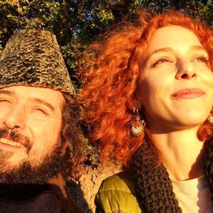 Elif Sönmez Instagram - #Viniciocapossela .. mio caro canteroe.. en kahraman müzisyenim.. senelerce hayatıma bin çeşit güzellikler kattı müziğiyle.. ikinci kez geldi istanbul'a, yine muhteşem bir konser verdi, bir salon dolusu insan hipnotize olduk.. ve al sana mucize, biz de arkadaş olduk! Vinicio ile Burgazada keyfi.. hala inanamıyorum.. Mutluluktan çatladım bugün..