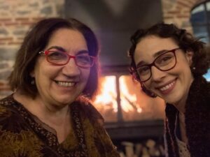 Elif Sönmez Instagram - Şansıma ben bile inanamıyorum 💓 Çok şükür! 🍀🐛 
İyi ki varsın, iyi ki seninle tanıştım, bir de çalışıyoruz, bir de öğreniyorum.  Kalbim hep pırpır, hep kahkahalı senin yanında @fusun_fd 🥰 Gözlüklerini de ben taşırım sen merak etme 🥸  #füsundemirel