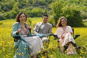 Elif Sönmez Instagram - beautiful people, beautiful day.. 🌼 

@mrtyldrm @iamdamlasonmez @guvenyadamurat @recaikaragoz @yanmasadanphoto 
 📸 @sametcelepoglu 😍 

@azizdizisitv @03medya @showtv 

#aziz #azizdizi #elifsönmez #elifsonmez #muratyildirim #damlasönmez