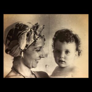 Elif Sönmez Instagram - 🌷 Anne.. Mama.. Mamma.. 
🤍 Aşk.. Love.. Amore..