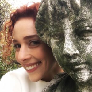 Elif Sönmez Instagram - Über zengin Şanal'lar Villası'nın en eski yardımcısı.. Hala güzel, hala işveli.. 😂 #dayanyüreğim tbt'si..