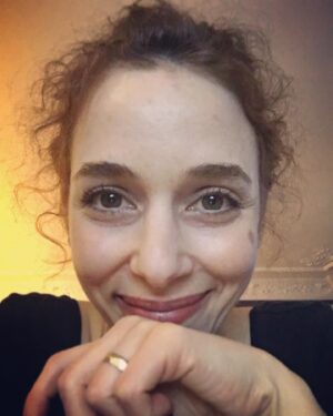Elif Sönmez Instagram - “Üç dileğim varsa: Biri UMUT, biri HEVES, biri de GAYRET” diye yazmışım eski bir deftere .. Hergün mücadele gerektiren birsürü durum dolu gibi yağıyor üstümüze. Bazen kazasız atlatıyoruz, bazen bir taraflarımız morarıyor, hevesimiz inciniyor, yoruluyoruz. Bazı günler de işte böyle bir deli cesareti ve iyimserliği geliyor üstüme, hemen tutunuyorum ona 😂. Bu an, o anlardan. 🧡 Burda dursun, bana umutlu halimi hatırlatsın.  Uzaklaştığımda en çok özlediğim, en derin sevdiğim halim bu benim.