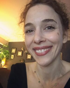 Elif Sönmez Instagram - “Üç dileğim varsa: Biri UMUT, biri HEVES, biri de GAYRET” diye yazmışım eski bir deftere .. Hergün mücadele gerektiren birsürü durum dolu gibi yağıyor üstümüze. Bazen kazasız atlatıyoruz, bazen bir taraflarımız morarıyor, hevesimiz inciniyor, yoruluyoruz. Bazı günler de işte böyle bir deli cesareti ve iyimserliği geliyor üstüme, hemen tutunuyorum ona 😂. Bu an, o anlardan. 🧡 Burda dursun, bana umutlu halimi hatırlatsın.  Uzaklaştığımda en çok özlediğim, en derin sevdiğim halim bu benim.