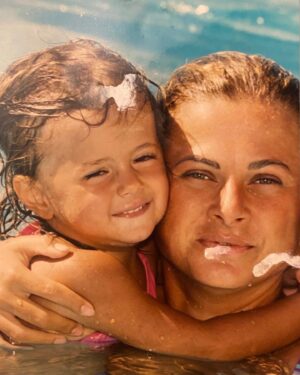 Elif Ceren Balıkçı Instagram - Günler geçsede yıllar geçsede aklım hala gittiğin o gün de .  Anne lafını her duyduğumda boğazım düğümleniyor . Seni sorduklarında annemi kaybettik dediğim de canım yine çok acıyor . Bana sarılamadığın , öpemediğin , saçlarımı okşayamadığın , annem diyemediğin günler bu gerçekle karşılaşıyorum.
Zaman geçtikçe unutacaksın dediler acın hafifleyecek dediler , ama ilk gün ki gibi hala . Seni unutmaya korkuyorum . Yüzünü , ellerini sımsıkı sarılmanı . Özledim anne demeyi , çok özledim dizine yatıp saçlarımla oynamanı . O gün yaklaştıkça boğazım düğümleniyor . Annemi göriyim allahım rüyamda lütfen dediğim her gün geliyorsun anne . Sımsıkı sarılıyorum sana . Gözlerimi açtığımda rüya oldupunu anladığımda yine yıkılıyor dünyam . O gün geçmiyor anne , o gün geçmiyor . Bana gelip ben hep senin yanındayım seni görüyorum ama sen beni göremezsin dediğinde , o gücümü nerden aldığımı öğrenmiş oldum anne . Seni çok özledim meleğim çok özledim . Geçen gün teyzem telefonu kapatırken tamam annecim dedi bana , bir anda kalakaldım, o kadar zaman olmuş ki o sözcüğü duymayalı. Tam o an da durdum , ne söylesem boş ne desem anlamsız . Büyüdüm anne hem de çok , ama bir yanım eksik bir yanım sensiz . Sen benim en güzel gül bahçelerimsin , bakmaya doyamadığım … Mekanın cennet olsun Gül Kokulum…