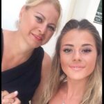Elif Ceren Balıkçı Instagram – Günler geçsede yıllar geçsede aklım hala gittiğin o gün de .  Anne lafını her duyduğumda boğazım düğümleniyor . Seni sorduklarında annemi kaybettik dediğim de canım yine çok acıyor . Bana sarılamadığın , öpemediğin , saçlarımı okşayamadığın , annem diyemediğin günler bu gerçekle karşılaşıyorum.
Zaman geçtikçe unutacaksın dediler acın hafifleyecek dediler , ama ilk gün ki gibi hala . Seni unutmaya korkuyorum . Yüzünü , ellerini sımsıkı sarılmanı . Özledim anne demeyi , çok özledim dizine yatıp saçlarımla oynamanı . O gün yaklaştıkça boğazım düğümleniyor . Annemi göriyim allahım rüyamda lütfen dediğim her gün geliyorsun anne . Sımsıkı sarılıyorum sana . Gözlerimi açtığımda rüya oldupunu anladığımda yine yıkılıyor dünyam . O gün geçmiyor anne , o gün geçmiyor . Bana gelip ben hep senin yanındayım seni görüyorum ama sen beni göremezsin dediğinde , o gücümü nerden aldığımı öğrenmiş oldum anne . Seni çok özledim meleğim çok özledim . Geçen gün teyzem telefonu kapatırken tamam annecim dedi bana , bir anda kalakaldım, o kadar zaman olmuş ki o sözcüğü duymayalı. Tam o an da durdum , ne söylesem boş ne desem anlamsız . Büyüdüm anne hem de çok , ama bir yanım eksik bir yanım sensiz . Sen benim en güzel gül bahçelerimsin , bakmaya doyamadığım … Mekanın cennet olsun Gül Kokulum…