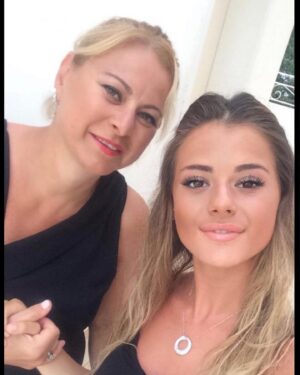 Elif Ceren Balıkçı Instagram - Günler geçsede yıllar geçsede aklım hala gittiğin o gün de .  Anne lafını her duyduğumda boğazım düğümleniyor . Seni sorduklarında annemi kaybettik dediğim de canım yine çok acıyor . Bana sarılamadığın , öpemediğin , saçlarımı okşayamadığın , annem diyemediğin günler bu gerçekle karşılaşıyorum.
Zaman geçtikçe unutacaksın dediler acın hafifleyecek dediler , ama ilk gün ki gibi hala . Seni unutmaya korkuyorum . Yüzünü , ellerini sımsıkı sarılmanı . Özledim anne demeyi , çok özledim dizine yatıp saçlarımla oynamanı . O gün yaklaştıkça boğazım düğümleniyor . Annemi göriyim allahım rüyamda lütfen dediğim her gün geliyorsun anne . Sımsıkı sarılıyorum sana . Gözlerimi açtığımda rüya oldupunu anladığımda yine yıkılıyor dünyam . O gün geçmiyor anne , o gün geçmiyor . Bana gelip ben hep senin yanındayım seni görüyorum ama sen beni göremezsin dediğinde , o gücümü nerden aldığımı öğrenmiş oldum anne . Seni çok özledim meleğim çok özledim . Geçen gün teyzem telefonu kapatırken tamam annecim dedi bana , bir anda kalakaldım, o kadar zaman olmuş ki o sözcüğü duymayalı. Tam o an da durdum , ne söylesem boş ne desem anlamsız . Büyüdüm anne hem de çok , ama bir yanım eksik bir yanım sensiz . Sen benim en güzel gül bahçelerimsin , bakmaya doyamadığım … Mekanın cennet olsun Gül Kokulum…
