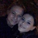 Elif Ceren Balıkçı Instagram – Günler geçsede yıllar geçsede aklım hala gittiğin o gün de .  Anne lafını her duyduğumda boğazım düğümleniyor . Seni sorduklarında annemi kaybettik dediğim de canım yine çok acıyor . Bana sarılamadığın , öpemediğin , saçlarımı okşayamadığın , annem diyemediğin günler bu gerçekle karşılaşıyorum.
Zaman geçtikçe unutacaksın dediler acın hafifleyecek dediler , ama ilk gün ki gibi hala . Seni unutmaya korkuyorum . Yüzünü , ellerini sımsıkı sarılmanı . Özledim anne demeyi , çok özledim dizine yatıp saçlarımla oynamanı . O gün yaklaştıkça boğazım düğümleniyor . Annemi göriyim allahım rüyamda lütfen dediğim her gün geliyorsun anne . Sımsıkı sarılıyorum sana . Gözlerimi açtığımda rüya oldupunu anladığımda yine yıkılıyor dünyam . O gün geçmiyor anne , o gün geçmiyor . Bana gelip ben hep senin yanındayım seni görüyorum ama sen beni göremezsin dediğinde , o gücümü nerden aldığımı öğrenmiş oldum anne . Seni çok özledim meleğim çok özledim . Geçen gün teyzem telefonu kapatırken tamam annecim dedi bana , bir anda kalakaldım, o kadar zaman olmuş ki o sözcüğü duymayalı. Tam o an da durdum , ne söylesem boş ne desem anlamsız . Büyüdüm anne hem de çok , ama bir yanım eksik bir yanım sensiz . Sen benim en güzel gül bahçelerimsin , bakmaya doyamadığım … Mekanın cennet olsun Gül Kokulum…