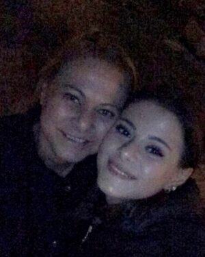 Elif Ceren Balıkçı Instagram - Günler geçsede yıllar geçsede aklım hala gittiğin o gün de .  Anne lafını her duyduğumda boğazım düğümleniyor . Seni sorduklarında annemi kaybettik dediğim de canım yine çok acıyor . Bana sarılamadığın , öpemediğin , saçlarımı okşayamadığın , annem diyemediğin günler bu gerçekle karşılaşıyorum.
Zaman geçtikçe unutacaksın dediler acın hafifleyecek dediler , ama ilk gün ki gibi hala . Seni unutmaya korkuyorum . Yüzünü , ellerini sımsıkı sarılmanı . Özledim anne demeyi , çok özledim dizine yatıp saçlarımla oynamanı . O gün yaklaştıkça boğazım düğümleniyor . Annemi göriyim allahım rüyamda lütfen dediğim her gün geliyorsun anne . Sımsıkı sarılıyorum sana . Gözlerimi açtığımda rüya oldupunu anladığımda yine yıkılıyor dünyam . O gün geçmiyor anne , o gün geçmiyor . Bana gelip ben hep senin yanındayım seni görüyorum ama sen beni göremezsin dediğinde , o gücümü nerden aldığımı öğrenmiş oldum anne . Seni çok özledim meleğim çok özledim . Geçen gün teyzem telefonu kapatırken tamam annecim dedi bana , bir anda kalakaldım, o kadar zaman olmuş ki o sözcüğü duymayalı. Tam o an da durdum , ne söylesem boş ne desem anlamsız . Büyüdüm anne hem de çok , ama bir yanım eksik bir yanım sensiz . Sen benim en güzel gül bahçelerimsin , bakmaya doyamadığım … Mekanın cennet olsun Gül Kokulum…