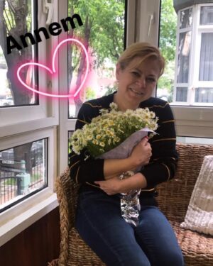 Elif Ceren Balıkçı Instagram - Günler geçsede yıllar geçsede aklım hala gittiğin o gün de .  Anne lafını her duyduğumda boğazım düğümleniyor . Seni sorduklarında annemi kaybettik dediğim de canım yine çok acıyor . Bana sarılamadığın , öpemediğin , saçlarımı okşayamadığın , annem diyemediğin günler bu gerçekle karşılaşıyorum.
Zaman geçtikçe unutacaksın dediler acın hafifleyecek dediler , ama ilk gün ki gibi hala . Seni unutmaya korkuyorum . Yüzünü , ellerini sımsıkı sarılmanı . Özledim anne demeyi , çok özledim dizine yatıp saçlarımla oynamanı . O gün yaklaştıkça boğazım düğümleniyor . Annemi göriyim allahım rüyamda lütfen dediğim her gün geliyorsun anne . Sımsıkı sarılıyorum sana . Gözlerimi açtığımda rüya oldupunu anladığımda yine yıkılıyor dünyam . O gün geçmiyor anne , o gün geçmiyor . Bana gelip ben hep senin yanındayım seni görüyorum ama sen beni göremezsin dediğinde , o gücümü nerden aldığımı öğrenmiş oldum anne . Seni çok özledim meleğim çok özledim . Geçen gün teyzem telefonu kapatırken tamam annecim dedi bana , bir anda kalakaldım, o kadar zaman olmuş ki o sözcüğü duymayalı. Tam o an da durdum , ne söylesem boş ne desem anlamsız . Büyüdüm anne hem de çok , ama bir yanım eksik bir yanım sensiz . Sen benim en güzel gül bahçelerimsin , bakmaya doyamadığım … Mekanın cennet olsun Gül Kokulum…