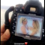Elif Ceren Balıkçı Instagram – Günler geçsede yıllar geçsede aklım hala gittiğin o gün de .  Anne lafını her duyduğumda boğazım düğümleniyor . Seni sorduklarında annemi kaybettik dediğim de canım yine çok acıyor . Bana sarılamadığın , öpemediğin , saçlarımı okşayamadığın , annem diyemediğin günler bu gerçekle karşılaşıyorum.
Zaman geçtikçe unutacaksın dediler acın hafifleyecek dediler , ama ilk gün ki gibi hala . Seni unutmaya korkuyorum . Yüzünü , ellerini sımsıkı sarılmanı . Özledim anne demeyi , çok özledim dizine yatıp saçlarımla oynamanı . O gün yaklaştıkça boğazım düğümleniyor . Annemi göriyim allahım rüyamda lütfen dediğim her gün geliyorsun anne . Sımsıkı sarılıyorum sana . Gözlerimi açtığımda rüya oldupunu anladığımda yine yıkılıyor dünyam . O gün geçmiyor anne , o gün geçmiyor . Bana gelip ben hep senin yanındayım seni görüyorum ama sen beni göremezsin dediğinde , o gücümü nerden aldığımı öğrenmiş oldum anne . Seni çok özledim meleğim çok özledim . Geçen gün teyzem telefonu kapatırken tamam annecim dedi bana , bir anda kalakaldım, o kadar zaman olmuş ki o sözcüğü duymayalı. Tam o an da durdum , ne söylesem boş ne desem anlamsız . Büyüdüm anne hem de çok , ama bir yanım eksik bir yanım sensiz . Sen benim en güzel gül bahçelerimsin , bakmaya doyamadığım … Mekanın cennet olsun Gül Kokulum…