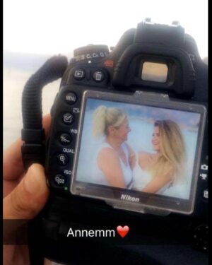 Elif Ceren Balıkçı Instagram - Günler geçsede yıllar geçsede aklım hala gittiğin o gün de .  Anne lafını her duyduğumda boğazım düğümleniyor . Seni sorduklarında annemi kaybettik dediğim de canım yine çok acıyor . Bana sarılamadığın , öpemediğin , saçlarımı okşayamadığın , annem diyemediğin günler bu gerçekle karşılaşıyorum.
Zaman geçtikçe unutacaksın dediler acın hafifleyecek dediler , ama ilk gün ki gibi hala . Seni unutmaya korkuyorum . Yüzünü , ellerini sımsıkı sarılmanı . Özledim anne demeyi , çok özledim dizine yatıp saçlarımla oynamanı . O gün yaklaştıkça boğazım düğümleniyor . Annemi göriyim allahım rüyamda lütfen dediğim her gün geliyorsun anne . Sımsıkı sarılıyorum sana . Gözlerimi açtığımda rüya oldupunu anladığımda yine yıkılıyor dünyam . O gün geçmiyor anne , o gün geçmiyor . Bana gelip ben hep senin yanındayım seni görüyorum ama sen beni göremezsin dediğinde , o gücümü nerden aldığımı öğrenmiş oldum anne . Seni çok özledim meleğim çok özledim . Geçen gün teyzem telefonu kapatırken tamam annecim dedi bana , bir anda kalakaldım, o kadar zaman olmuş ki o sözcüğü duymayalı. Tam o an da durdum , ne söylesem boş ne desem anlamsız . Büyüdüm anne hem de çok , ama bir yanım eksik bir yanım sensiz . Sen benim en güzel gül bahçelerimsin , bakmaya doyamadığım … Mekanın cennet olsun Gül Kokulum…