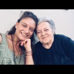Elifcan Ongurlar Instagram – Tam 1 yıl oldu gideli benim pamuğumun bugün.. Hergün konuştuğumuzdaki gibi aşkııımmm diye açsan telefonu keşke.. yine saatlerce konuşsak, “bi şarkı tuttum senin için acıklı denk geldi bana bi tuhaf oldum iyi misin merak ettim” diye ağlamaklı olsan telefonda yine, sonra atlasam gelsem yanına izmire, saatlerce o yanaklarını sıkıştırsam hatta bazen dayanamayıp ısırdığımda kızsan bana yine çok acıdı diye, sonra 5 dk geçince yine yumulsam kahkahalar atsak yine.. 

Çok, çok özlüyorum. Güzel gözlüm, bal yanaklım, ananem benim! Seni çok seviyorum.
