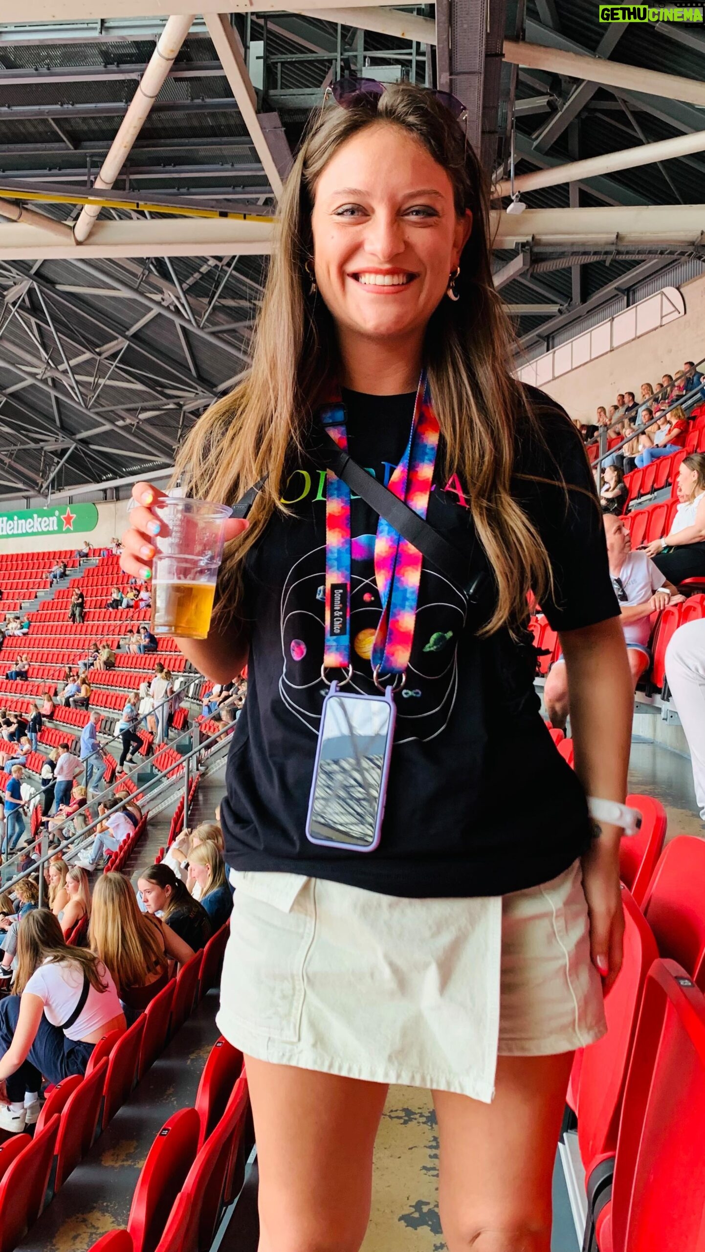 Elifcan Ongurlar Instagram - Çok uzun zamandır beklediğim bu gece, hayal ettiğimden düşündüğümden de beni çok başka yerlere götürdü. Aşırı coldplay hayranı olarak yaşadığım deneyimi, özgürce eğlenmeyi, sadece mutluluğu paylaştığın bu geceyi asla kelimeyle falan anlatamam ve asla yetmedi tabi ki.🙈 Çok uzun zamandır beklediğimi ve ne kadar istediğimi bilen çok iyi biliyor. 🥹 @mehmetertansel sen iyi ki ama iyi ki varsın. ❤️