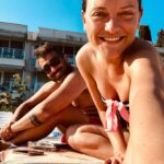 Elifcan Ongurlar Instagram - Fotoğraflara bakıp “bence bu güzel, şu ne tatlı, bunu da favoriye alıyorum, ama diğeri net.. “ diye diye düşünüp evet eledim koydum. Sıralamada nasıl denk geldiyse🍾 son fotoğraf “tamam bu son hadi bakamıyorum güneşlenicem.” 😎