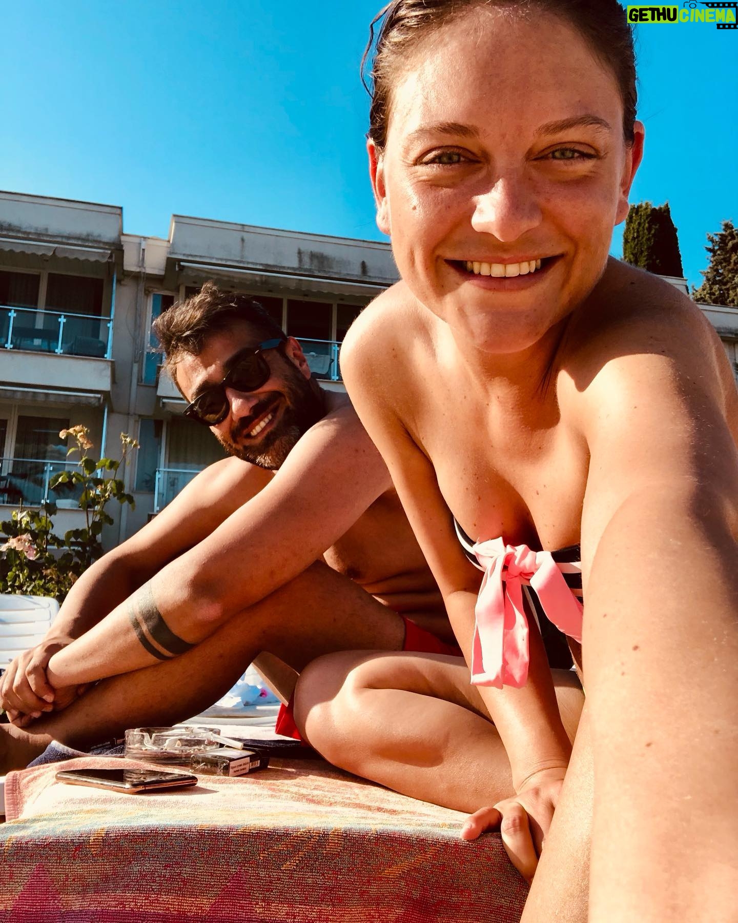 Elifcan Ongurlar Instagram - Fotoğraflara bakıp “bence bu güzel, şu ne tatlı, bunu da favoriye alıyorum, ama diğeri net.. “ diye diye düşünüp evet eledim koydum. Sıralamada nasıl denk geldiyse🍾 son fotoğraf “tamam bu son hadi bakamıyorum güneşlenicem.” 😎