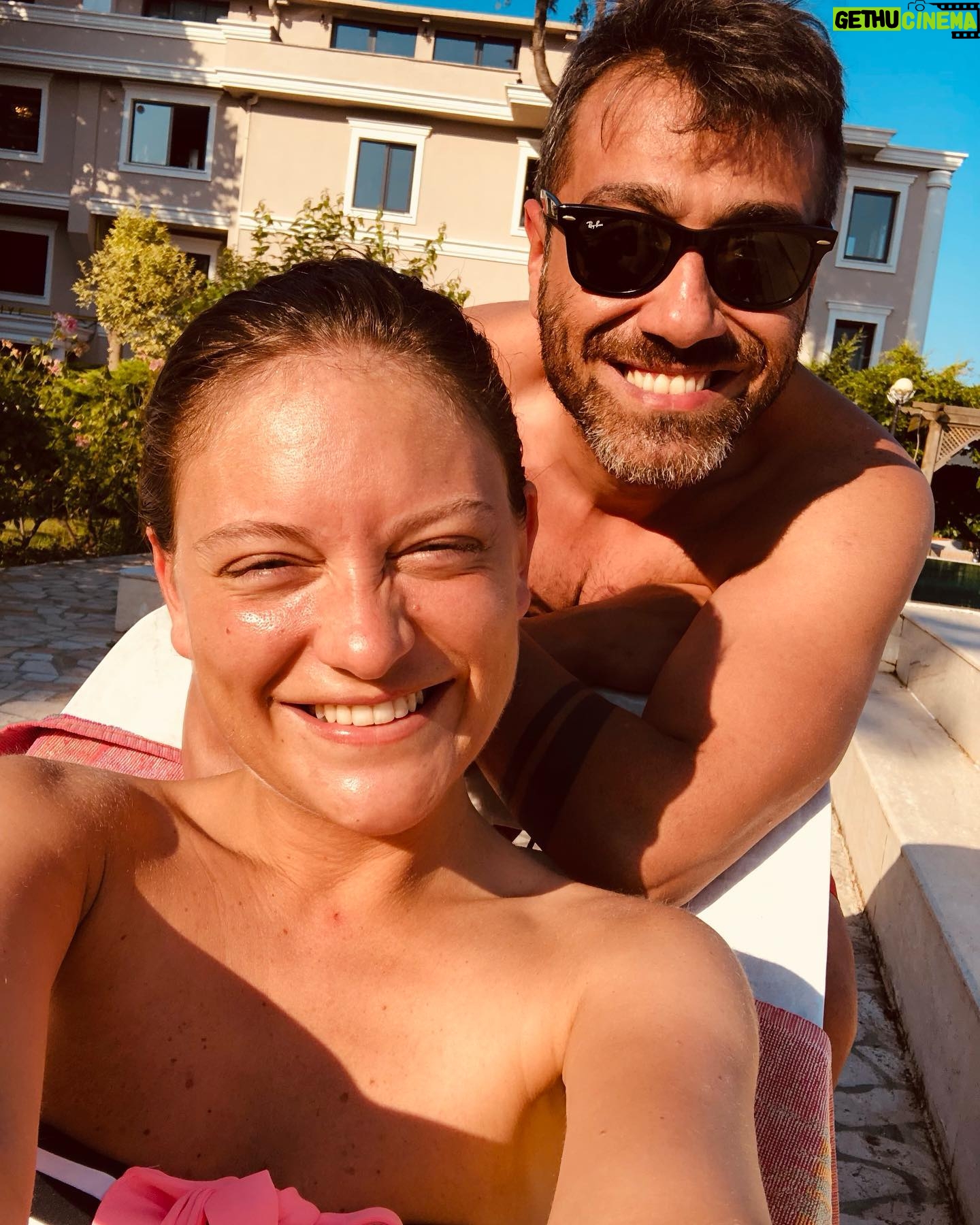 Elifcan Ongurlar Instagram - Fotoğraflara bakıp “bence bu güzel, şu ne tatlı, bunu da favoriye alıyorum, ama diğeri net.. “ diye diye düşünüp evet eledim koydum. Sıralamada nasıl denk geldiyse🍾 son fotoğraf “tamam bu son hadi bakamıyorum güneşlenicem.” 😎