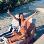 Elifcan Ongurlar Instagram - Fotoğraflara bakıp “bence bu güzel, şu ne tatlı, bunu da favoriye alıyorum, ama diğeri net.. “ diye diye düşünüp evet eledim koydum. Sıralamada nasıl denk geldiyse🍾 son fotoğraf “tamam bu son hadi bakamıyorum güneşlenicem.” 😎