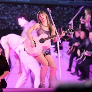 Eliotte Woodford Instagram - @metlifestadium WHAT A WEEKEND!! Thank you for dancing, singing, and shouting with your full hearts! I had so much fun with you!

@taylorswift CONGRATS on breaking another record - performing to over 217.6k people in just 3 days!!! You are the greatest. Thank you for creating this art and this family to share with the world! Love you!

#taylorswift #erastour #theerastour #metlife #metlifestadium #nyc