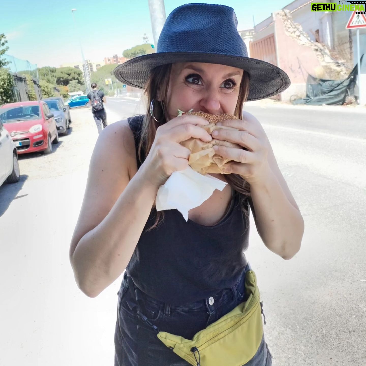 Elisa Di Eusanio - 1.2K Likes - Questa è la fine che faccio ogni volta che mangio un panino di @vegan_vita
Perdo ogni barlume di dignità 🤦🏻♀️♥️🌱
#instaeli