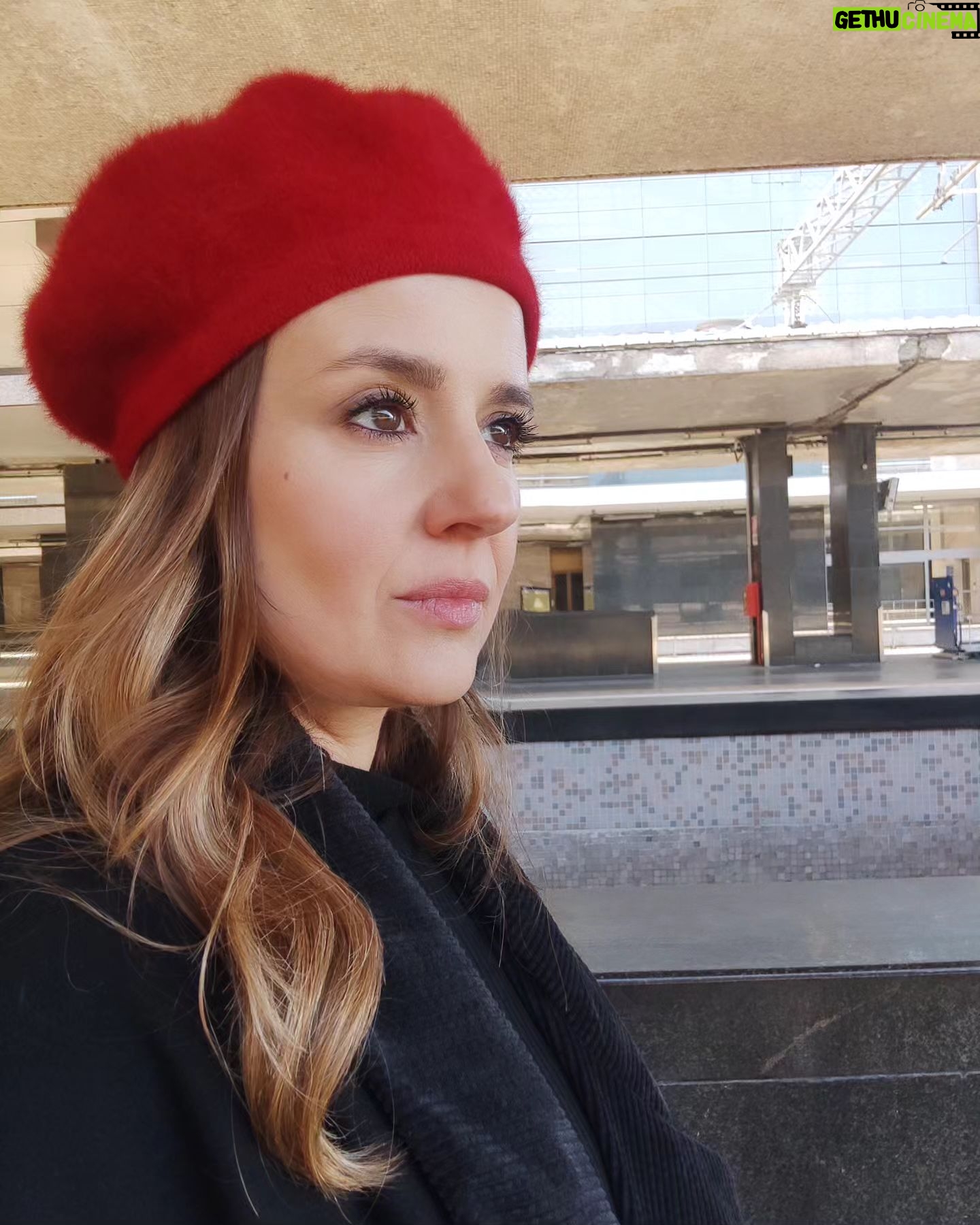 Elisa Di Eusanio - 1.1K Likes - 25 novembre
Giornata contro la violenza di genere✋
Non potrò partecipare al corteo organizzato a Roma ma sto andando a presenziare in un' altra importante iniziativa a Marino in memoria di Annamaria Ascolese e di tutte le vittime di femminicidio.
Se è vero che la violenza costituisce un parte dell' esistenza bisogna riconoscere che la volontà di dominio e possesso è una caratteristica esclusiva dell' uomo.
Abbiamo tutte e tutti il dovere di diventare attive e parte integrante del cambiamento non per un' utopica visione ma per attivare concretamente una coscienza collettiva in grado di renderci vive, sensibili e consapevoli.
È l'indifferenza a uccidere.
In ogni ambito.
Questo è il mio pensiero ❤️
Buona giornata di lotta a tuttə🔥
#instaeli