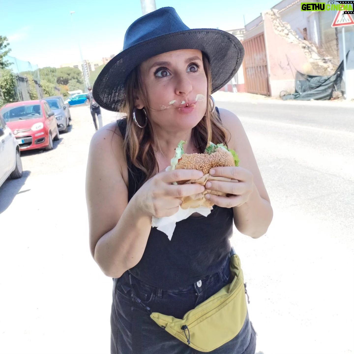 Elisa Di Eusanio - 1.2K Likes - Questa è la fine che faccio ogni volta che mangio un panino di @vegan_vita
Perdo ogni barlume di dignità 🤦🏻♀️♥️🌱
#instaeli