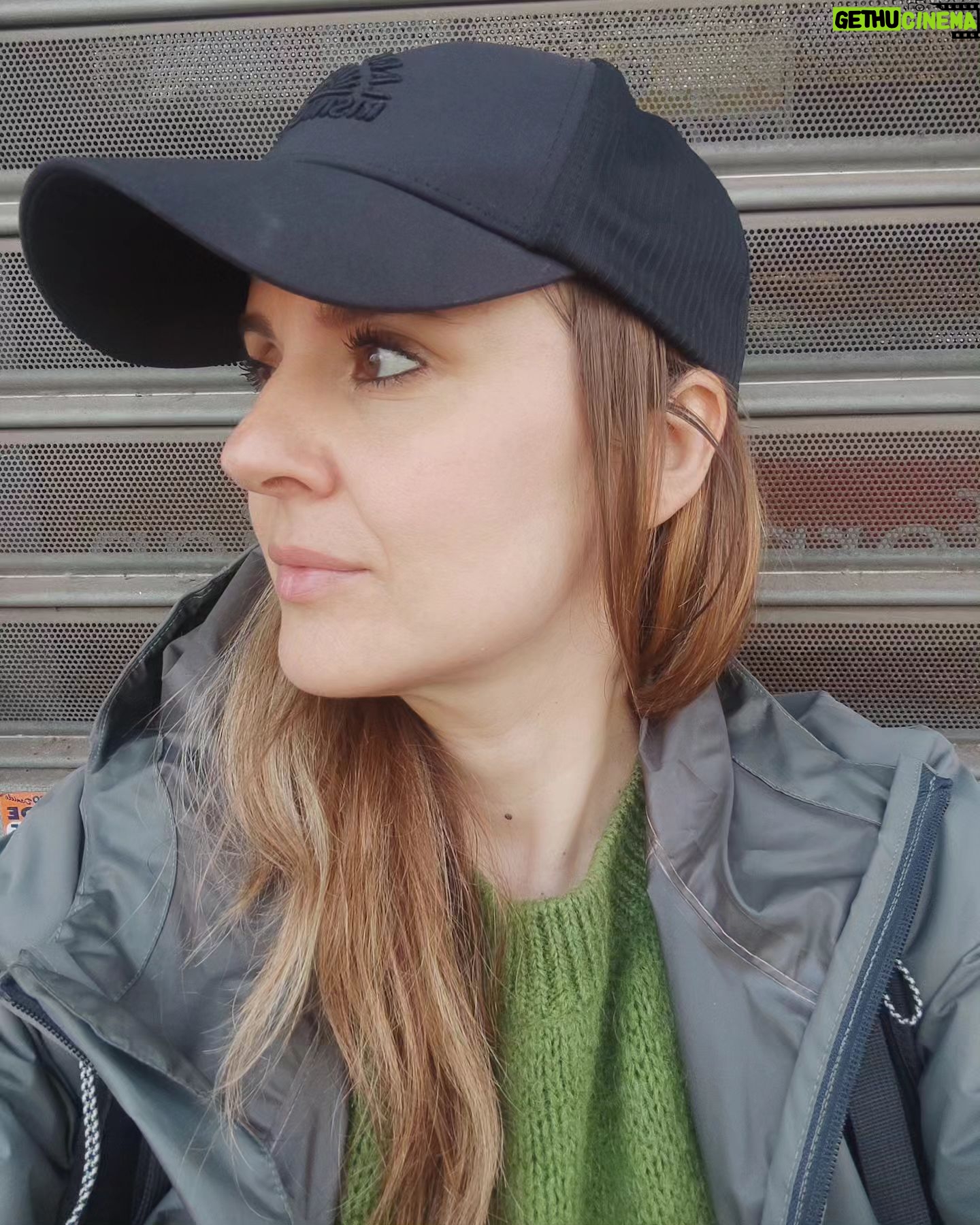 Elisa Di Eusanio - 1.9K Likes - Se mi guardo indietro vedo un percorso segnato da molte cadute.
Ho alle spalle un' adolescenza abitata da tantissima fragilità e tendenza autodistruttiva.
Incapace di amarmi e amare.
Ho vissuto 15 anni della mia vita quasi completamente persa in un tunnel pieno di Mostri e abitudini affatto sobrie.
Poi un giorno accadde il miracolo.
La voglia di vita che avevo in corpo era troppo più forte e ho iniziato il percorso della Cura.
Oggi una delle parole che mi sta più a cuore
La Cura.
Ed eccomi qui un po' sgangherata ma consapevole di ciò che sono stata e sono oggi.
Piuttosto capace di volermi bene e di volerne agli altrə.
Serena nel mio corpo di cui non cambierei quasi niente
E pronta ad accogliere i primi segni del tempo sul mio viso,sul collo e sulle mani.
Sono piena di difetti ma cosa saremmo senza i nostri difetti? Le nostre storture? I nostri buchi neri?
Uno dei miei difetti maggiori?
Sono permalosissima.
Davvero troppo permalosa.
Perché esigo un profondo rispetto.
A volte esagero.
A volte no.
Il senso della giustizia è radicato nella mia carne.
Se qualcosa o qualcuno ti fa incaxxare ribellati sempre !!!
Non subire mai❤️
#instaeli