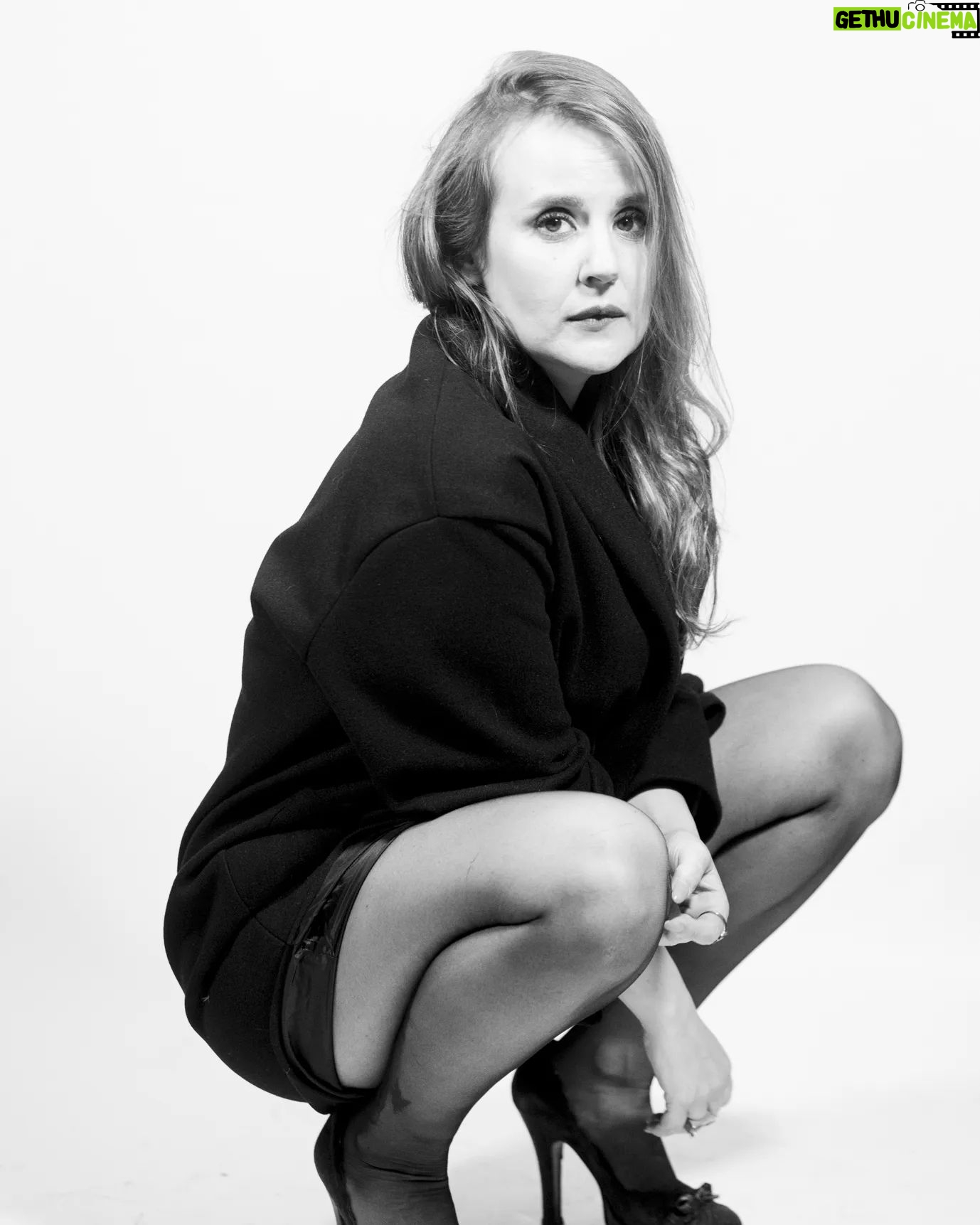 Elisa Di Eusanio - 1K Likes - Contraddizioni......
Mi fanno paura le persone che non accettano le contraddizioni,
condizione naturale del nostro essere "umani"
Mi fanno paura le persone che tagliano i giudizi con la mannaia
che vedono tutto in bianco o nero
che non si mettono in discussione
che non ascoltano la possibilità del cambiamento
e vivono di giudizio e pregiudizio.
Viviamo un mondo in perenne contraddizione e ricercare la perfezione è una presunzione.
Io accolgo le mie contraddizioni e accetto l'imperfezione
L'unica certezza che ho è avere scelto di prendermi cura di ciò che è in me e fuori di me e non fare del male a chi è capace di soffrire.
Il resto è un casino.
Lo so in questa foto sembra che stia facendo pipì ma non è come sembra 😉♥️
#instaeli
@manugiusto 📸