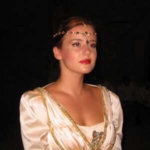Elisa Di Eusanio Instagram - Un caro amico mi ha girato questa foto.
Interpretavo Lucrezia Borgia nella bellissima rievocazione storica a Castiglione della Valle borgo incantevole d'Abruzzo distrutto dal terremoto.

Ricordo quella splendida festa con tanta nostalgia e tenerezza.
Ho ereditato quel ruolo dalla mia mamma che lo interpretò per anni prima di consegnarlo a me.

Ti ho persa poco dopo mia adorata mamma.
Quanto manchi.

I miei forse 20 anni
Ero un diavoletto anche se non sembra ❤️

#instaeli
